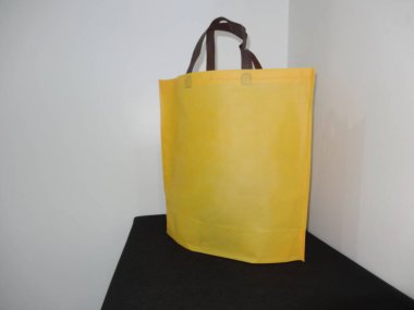 Sarı Renk Çantası, Sapı Döngü Olmayan Örgü Yazdırılmış Çanta, Siyah Masada Eko Torba İzole Edildi