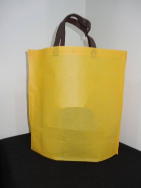 Sarı Renk Çantası, Sapı Döngü Olmayan Örgü Yazdırılmış Çanta, Siyah Masada Eko Torba İzole Edildi