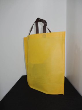 Sarı Renk Çantası, Sapı Döngü Olmayan Örgü Yazdırılmış Çanta, Siyah Masada Eko Torba İzole Edildi