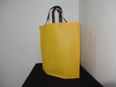 Sarı Renk Çantası, Sapı Döngü Olmayan Örgü Yazdırılmış Çanta, Siyah Masada Eko Torba İzole Edildi