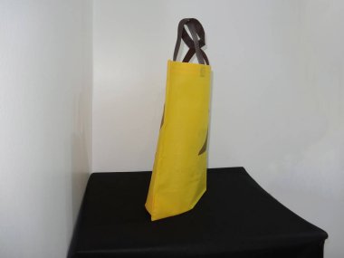 Sarı Renk Çantası, Sapı Döngü Olmayan Örgü Yazdırılmış Çanta, Siyah Masada Eko Torba İzole Edildi