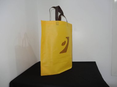 Sarı Renk Çantası, Sapı Döngü Olmayan Örgü Yazdırılmış Çanta, Siyah Masada Eko Torba İzole Edildi