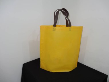 Sarı Renk Çantası, Sapı Döngü Olmayan Örgü Yazdırılmış Çanta, Siyah Masada Eko Torba İzole Edildi