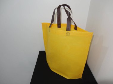 Sarı Renk Çantası, Sapı Döngü Olmayan Örgü Yazdırılmış Çanta, Siyah Masada Eko Torba İzole Edildi