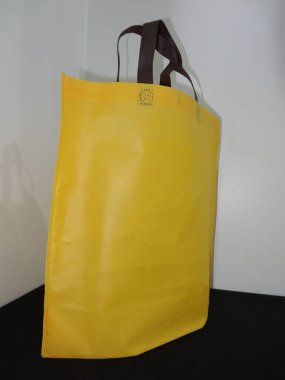 Sarı Renk Çantası, Sapı Döngü Olmayan Örgü Yazdırılmış Çanta, Siyah Masada Eko Torba İzole Edildi