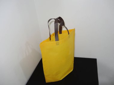 Sarı Renk Çantası, Sapı Döngü Olmayan Örgü Yazdırılmış Çanta, Siyah Masada Eko Torba İzole Edildi