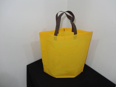 Sarı Renk Çantası, Sapı Döngü Olmayan Örgü Yazdırılmış Çanta, Siyah Masada Eko Torba İzole Edildi