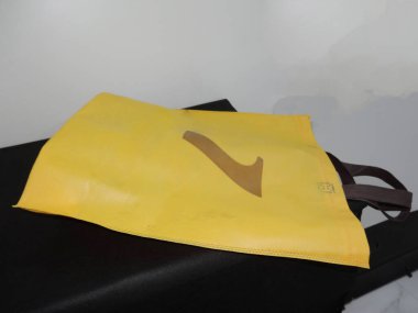 Sarı Renk Çantası, Sapı Döngü Olmayan Örgü Yazdırılmış Çanta, Siyah Masada Eko Torba İzole Edildi