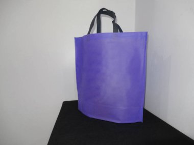 Renkli Çanta, Saplı Döngü Örülmemiş Yazdırılmış Çanta, Siyah Masada Eko Torba İzole Edildi