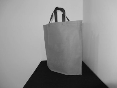 Renkli Çanta, Saplı Döngü Örülmemiş Yazdırılmış Çanta, Siyah Masada Eko Torba İzole Edildi