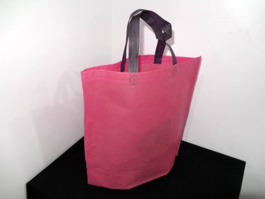 Renkli Çanta, Saplı Döngü Örülmemiş Yazdırılmış Çanta, Siyah Masada Eko Torba İzole Edildi