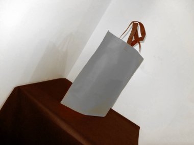 Renkli Çanta, Saplı Döngü Örülmemiş Yazdırılmış Çanta, Siyah Masada Eko Torba İzole Edildi