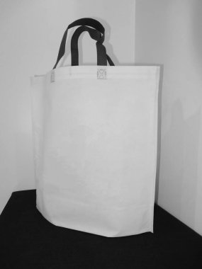 Renkli Çanta, Saplı Döngü Örülmemiş Yazdırılmış Çanta, Siyah Masada Eko Torba İzole Edildi