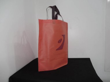 Renkli Çanta, Saplı Döngü Örülmemiş Yazdırılmış Çanta, Siyah Masada Eko Torba İzole Edildi