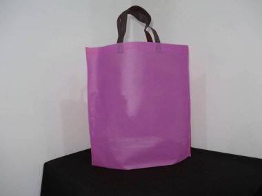 Renkli Çanta, Saplı Döngü Örülmemiş Yazdırılmış Çanta, Siyah Masada Eko Torba İzole Edildi