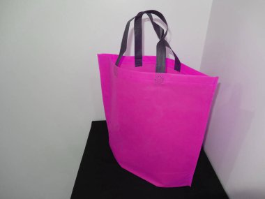 Renkli Çanta, Saplı Döngü Örülmemiş Yazdırılmış Çanta, Siyah Masada Eko Torba İzole Edildi