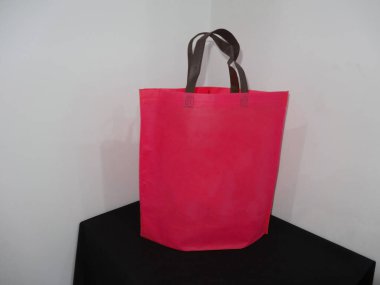 Renkli Çanta, Saplı Döngü Örülmemiş Yazdırılmış Çanta, Siyah Masada Eko Torba İzole Edildi