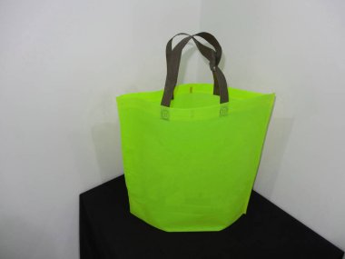 Renkli Çanta, Saplı Döngü Örülmemiş Yazdırılmış Çanta, Siyah Masada Eko Torba İzole Edildi