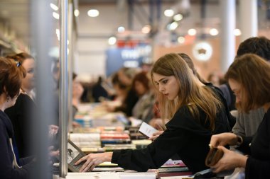 İnsanlar kitap kapalı kitap piyasada seçin