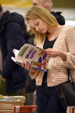 İnsanlar kitap kapalı kitap piyasada seçin