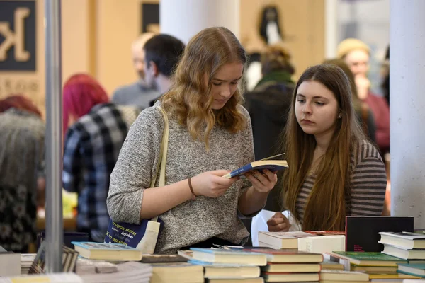 İnsanlar kitap kapalı kitap piyasada seçin