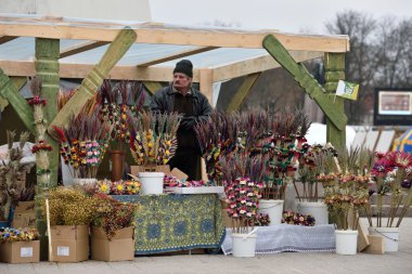 İnsanlar geleneksel palm buketleri, Vilnius ticaret
