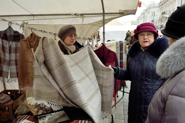 Las personas comercian con tela de lino tradicional, Vilnius — Foto de Stock