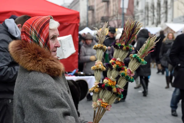 La gente comercia ramos de palma tradicionales, Vilnius —  Fotos de Stock
