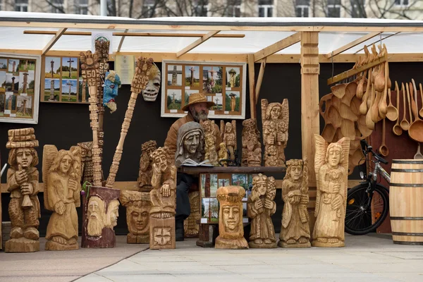 Menschen verkaufen handgefertigte Souvenirs, Vilnius — Stockfoto