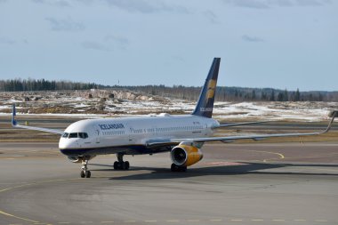 Helsinki Uluslararası Havaalanı'nda Icelandair Boeing 757-200