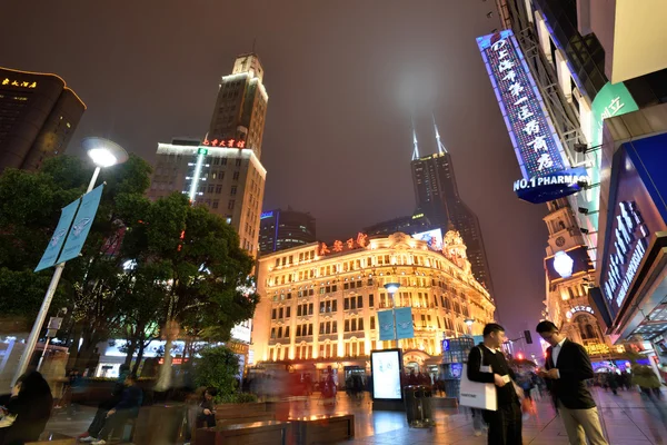 人在上海市南京西路 — 图库照片