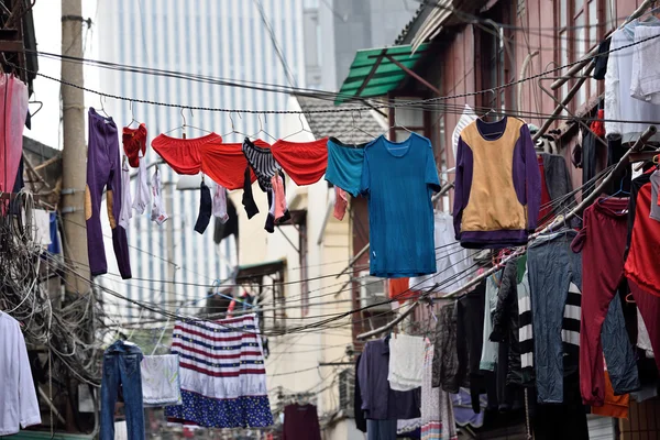 Linea di vestiti in una strada — Foto Stock