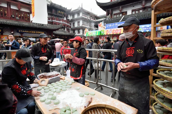 Povo chinês comercializa comida tradicional — Fotografia de Stock