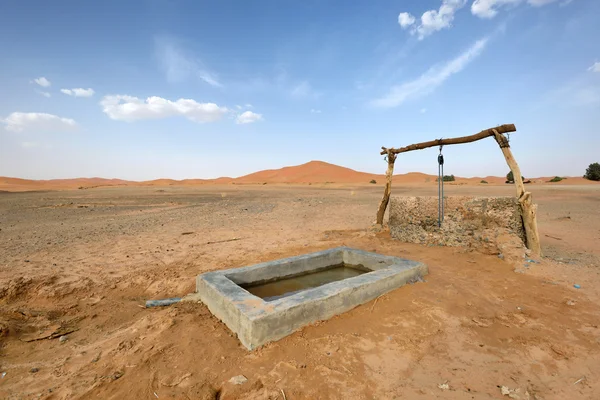 Pozzo d'acqua nel deserto del Sahara, Marocco — Foto Stock