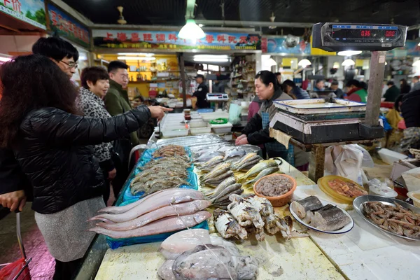 Povo chinês comercializa comida tradicional — Fotografia de Stock