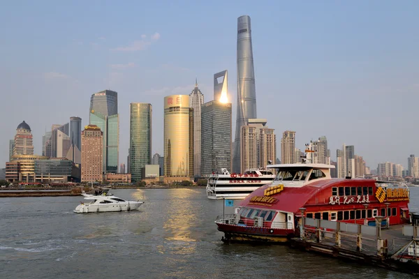 Vista del distrito de Pudong desde la zona costera del Bund — Foto de Stock