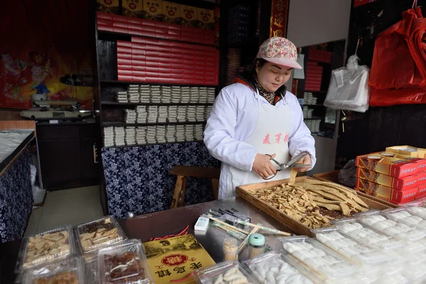 Chinesen handeln mit traditionellen Lebensmitteln — Stockfoto