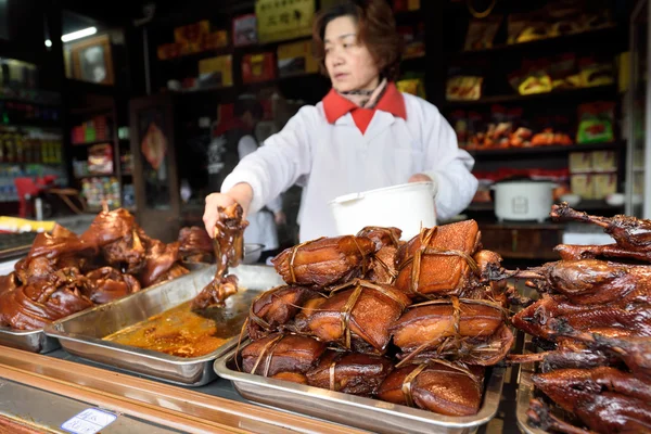 Chinese mensen handel traditionele gerechten — Stockfoto