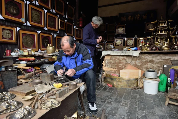 Chinese craftsman making traditional souvenirs — Stock Photo, Image