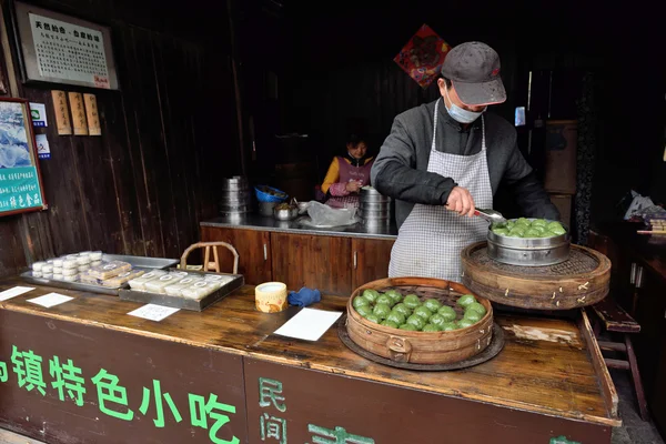 Les Chinois échangent des aliments traditionnels — Photo