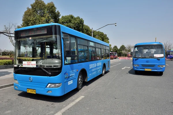 Blauwe openbare bussen — Stockfoto