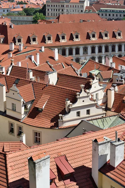 Azulejos techos de la ciudad vieja Praga — Foto de Stock