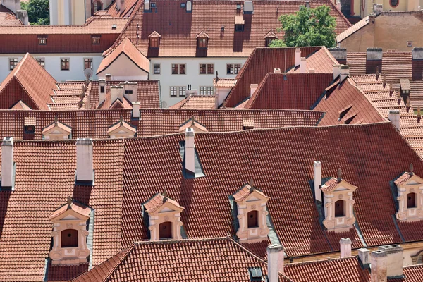 Kakel taken i den gamla staden Prag — Stockfoto