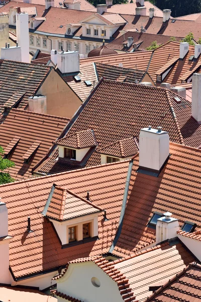 Azulejos techos de la ciudad vieja Praga — Foto de Stock