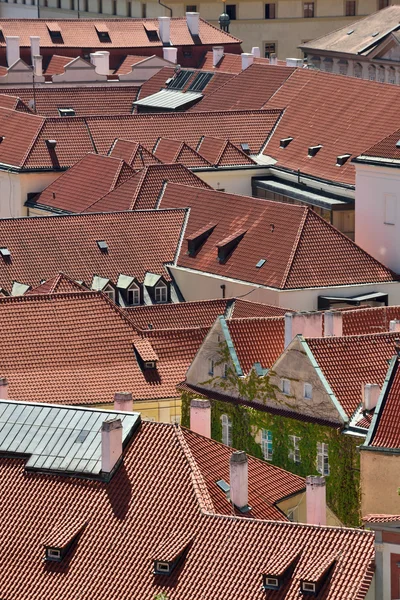 Azulejos techos de la ciudad vieja Praga — Foto de Stock