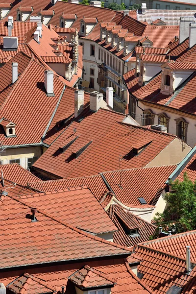 Azulejos techos de la ciudad vieja Praga — Foto de Stock