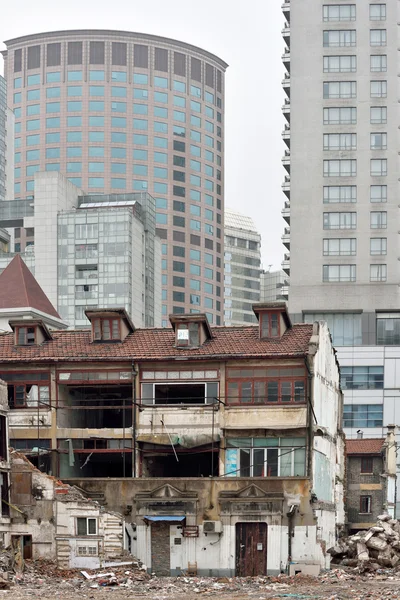 Şangay'da eski ve yeni evler — Stok fotoğraf