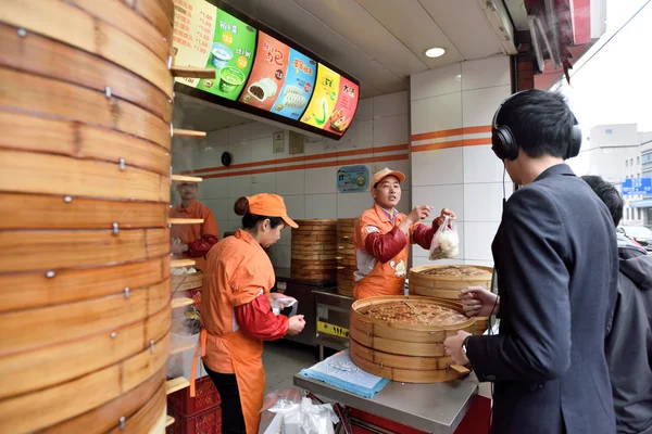 Les Chinois commercent la nourriture traditionnelle — Photo