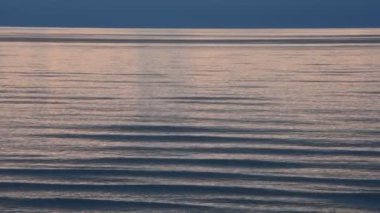 Baltık Denizi 'nde akan dalgalar, akşam günbatımında