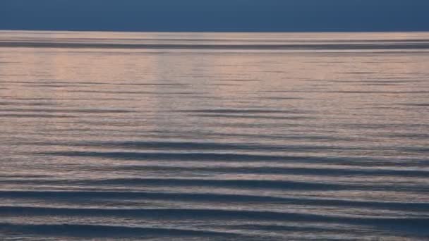 Fale Pływające Morzu Bałtyckim Wieczór Zachodzie Słońca — Wideo stockowe